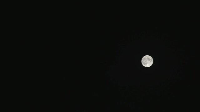 time lapse del eclipse de la luna de fresa de 05 de junio de 2020, movimiento de la luna sobre la tierra.