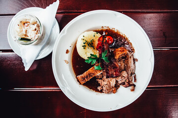 Krustenbraten mit Knödel und dunkler Sauce