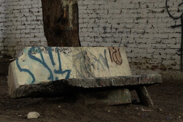 banca de cemento con graffiti