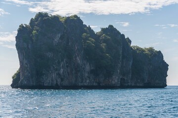 Obraz premium Ferry to Koh Phi Phi Island in Thailand
