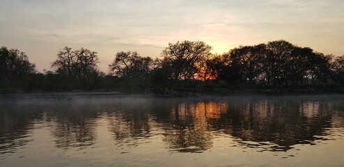 Amanecer en el río