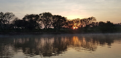 Amanecer en el r&iacute;o