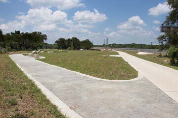 Obraz premium a trail that has a small detour with educational plaques and blocks to sit on