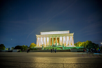 Fototapeta premium Tourists visiting the Lincoln memorial at night