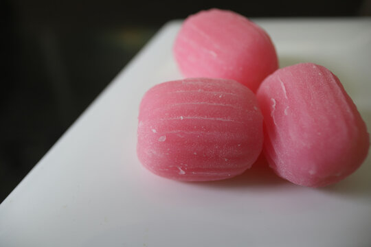 食器に盛った餅菓子