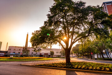 Rayos de sol en obelisco