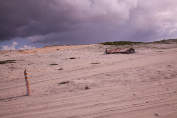 Casa soterrada pela areia nas dunas