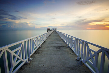 Obraz premium Dusk sky scenery at seascape with long jetty background.