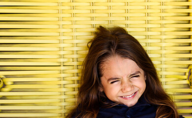 Criança de cabelos longos e feliz. Criança sorrindo.