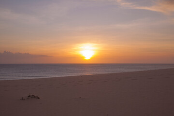 Pôr-do-sol no horizonte do mar