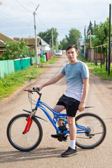 Obraz premium young man rides a bicycle in the countryside
