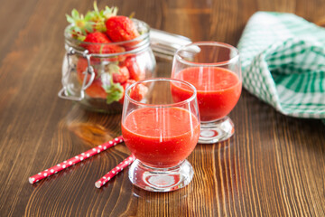 strawberry cocktail in glasses on a tray in a garden, selective focus