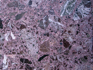 紫色の石の壁。