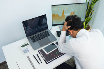 Stock surfers consult investment with online brokers, trading, trading stocks to get business profits.