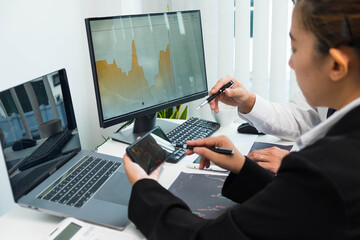 Stock surfers consult investment with online brokers, trading, trading stocks to get business profits.