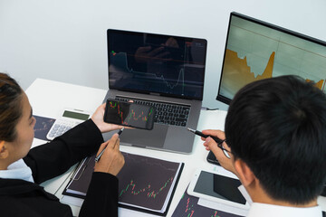 Stock surfers consult investment with online brokers, trading, trading stocks to get business profits.