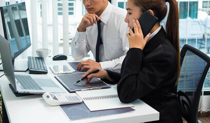 Stock surfers consult investment with online brokers, trading, trading stocks to get business profits.