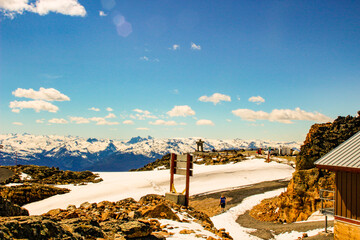 Obraz premium Whistler Peak. People looking at the views from the Peak of Whistler Mountain