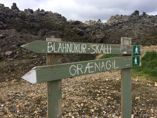 A wooden road sign in the hiking trail of Landmannalaugar

