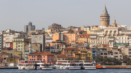 Obraz premium Istanbul, Turkey - a quarter within the borough of Beyoglu, often known as Karaköy, Galata is a main district in Istanbul. Here in particular the skyline, with the imposing Galata Tower