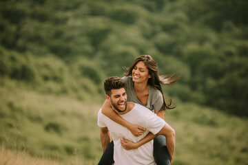 Obraz premium Pretty young couple in love outside in spring nature