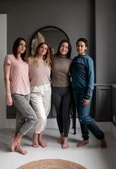 Obraz premium Group of young female friends hanging out at home. friendship, beauty, body positive and people concept
