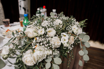 Obraz na płótnie Canvas flower decor on a wedding table in a restaurant
