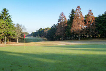 秋も深まり木々も色づき始めたゴルフコース、とても美しい