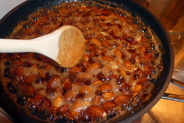 Gebrannte Mandeln in der Pfanne