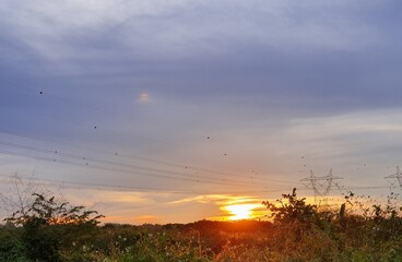 Obraz premium sunset, sky, clouds, sun, sunrise, cloud, landscape, evening, nature, orange, city, dusk, night, light, red, yellow, blue, panorama, silhouette, cityscape, horizon, beautiful, skyline, sunlight, color