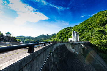 Fototapeta premium 日本 春の新緑につつまれた栗駒ダム