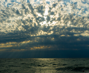 Obraz premium Amazing sea sunset, the sun, waves, clouds