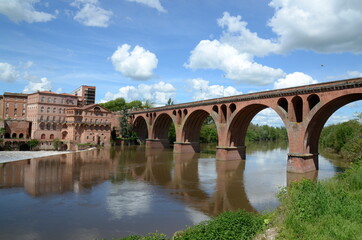 Fototapeta premium France, Tarn, Albi, cette cité épiscopale est célèbre par sa cathédrale, le palais de la Berbie, le Pont Neuf enjambe le Tarn , il a été construit entre 1861 et 1867 suite à l'arrivée du chemin de fer