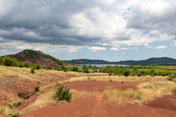 Paysage de roches rouges autour du Lac du Salagou (Occitanie, France)