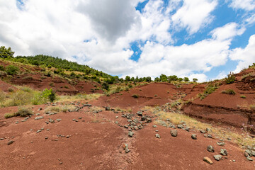 Paysage de roches rouges autour du Lac du Salagou (Occitanie, France)