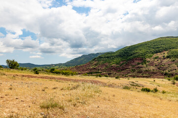 Fototapeta premium Paysage de roches rouges autour du Lac du Salagou (Occitanie, France)