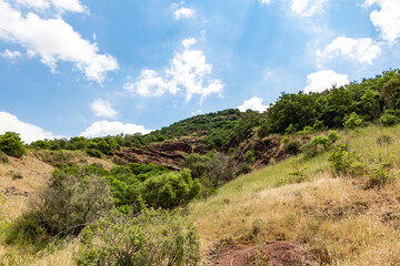Paysage de roches rouges autour du Lac du Salagou (Occitanie, France)