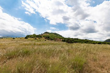 Obraz premium Paysage de roches rouges autour du Lac du Salagou (Occitanie, France)