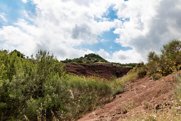 Paysage de roches rouges autour du Lac du Salagou (Occitanie, France)