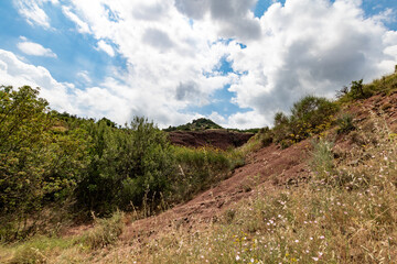 Paysage de roches rouges autour du Lac du Salagou (Occitanie, France)