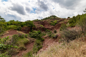 Paysage de roches rouges autour du Lac du Salagou (Occitanie, France)