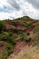 Paysage de roches rouges autour du Lac du Salagou (Occitanie, France)