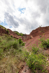 Paysage de roches rouges autour du Lac du Salagou (Occitanie, France)
