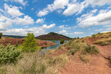 Obraz premium Paysage de roches rouges autour du Lac du Salagou (Occitanie, France)