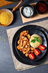 bulgur mit gebratenem fleisch und joghurtsoße