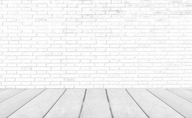 Fototapeta premium Pusty pokój z szarej drewnianej podłodze na tle ceglanego muru. Studio lub puste miejsce w biurze.