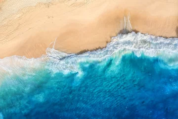 Foto op Plexiglas Luchtfoto strand Strand en golven als achtergrond van bovenaanzicht. Blauwe waterachtergrond van drone. Zomer zeegezicht vanuit de lucht. Bali eiland, Indonesië. Reis afbeelding