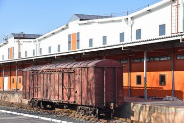 Obraz premium Loading and unloading of railway cars, boxcar and containers at temporary storage warehouses. Customs warehouse with a ramp. Access railway (railway dead end) passes through the customs control area