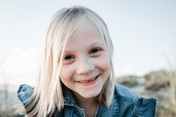 Fototapeta premium Young girl looking at the camera