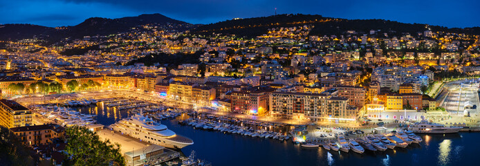 Panorama des alten Hafens von Nizza mit Luxusyachtbooten von Castle Hill, Frankreich, Villefranche-sur-Mer, Nizza, Côte d& 39 Azur, Côte d& 39 Azur in der Abenddämmerung der blauen Stunde beleuchtet